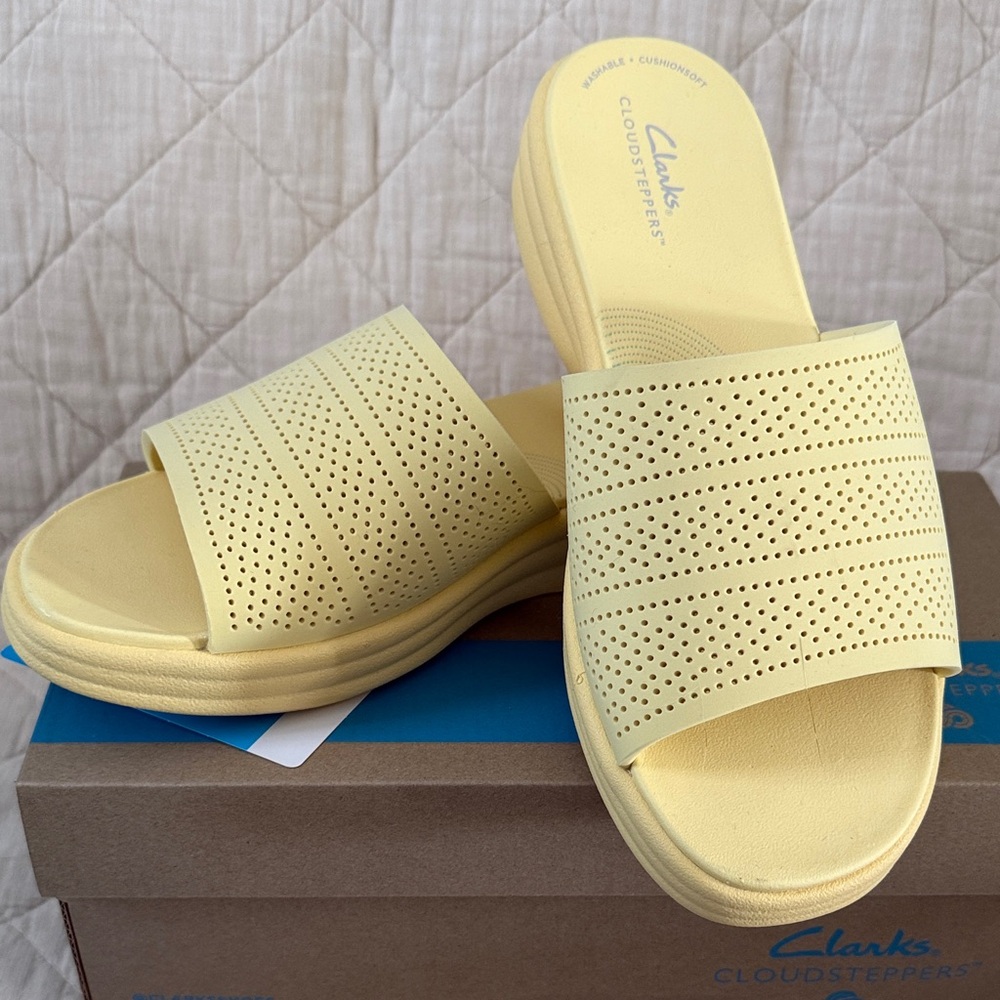 Clarks Cloudsteppers Women's Light Yellow Sandals”Drift Twist” NIB